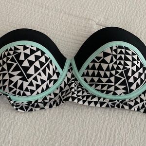 Xhilaration swim top, Black,white and aqua, size large, has cups, no strap.